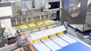 瑞士卷全自动超声波切割包装设备_烘焙自动化切割包装一体机 - 驰飞超声波